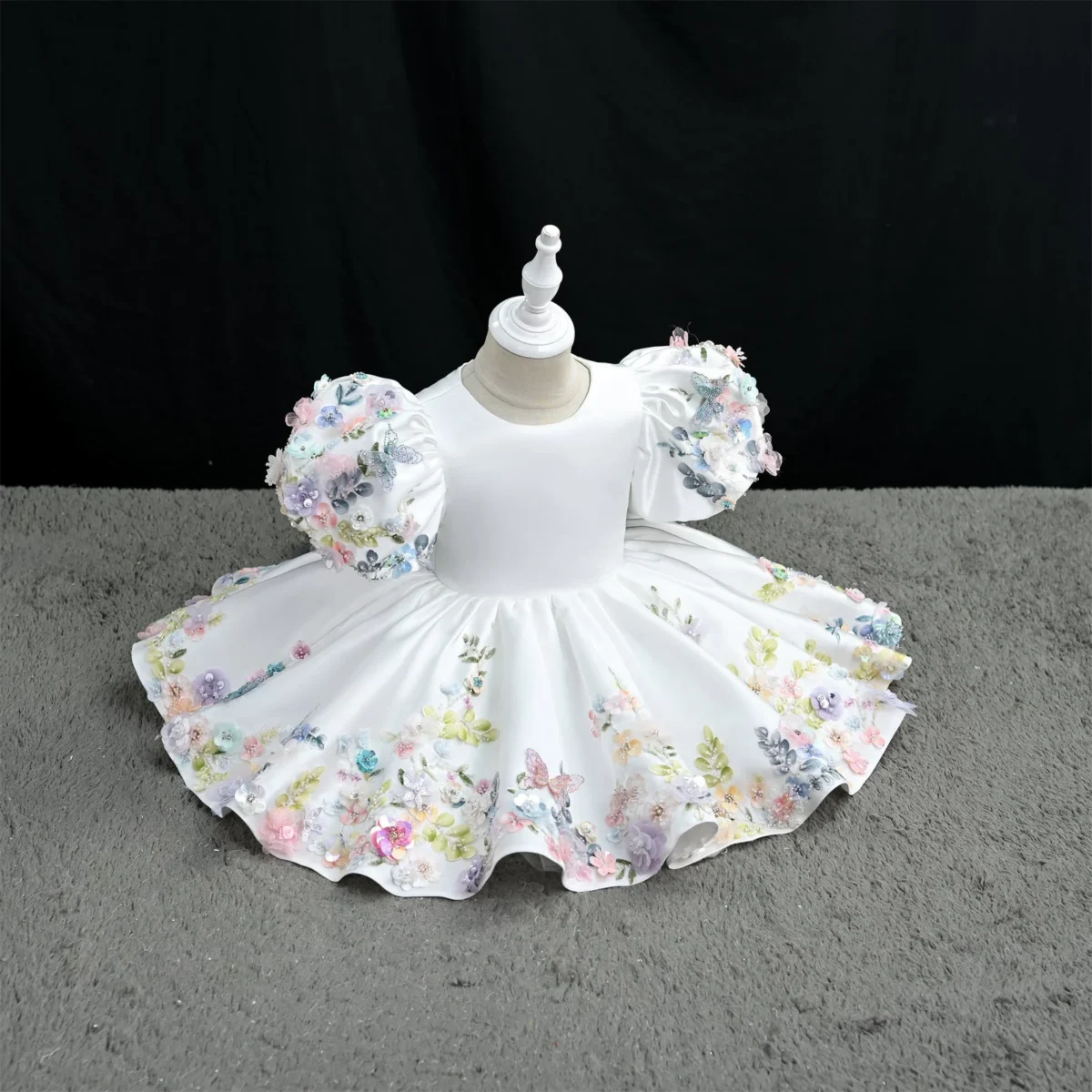 JMS005-Luxurious-white-girls-flower-girl-dress-features-3D-sleeves.-AVELAPRO-47884860096739-03 Luxurious white girls' flower girl dress features 3D floral embroidery and puff sleeves.