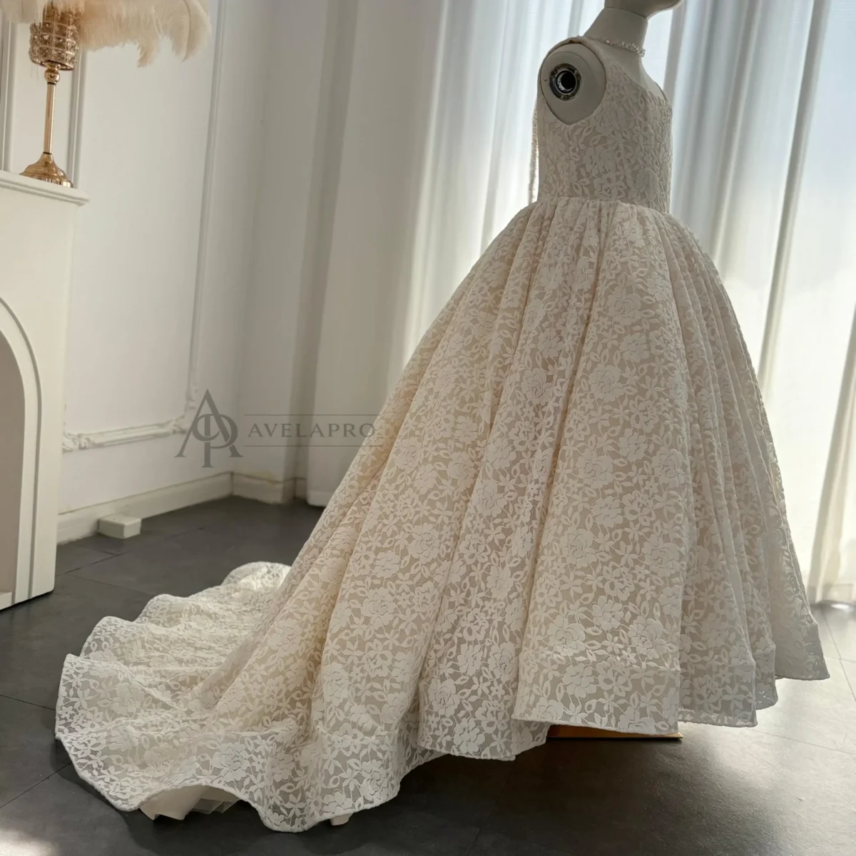 Elegant Ivory Flower Girl Dress Appliques Lace Princess Gown