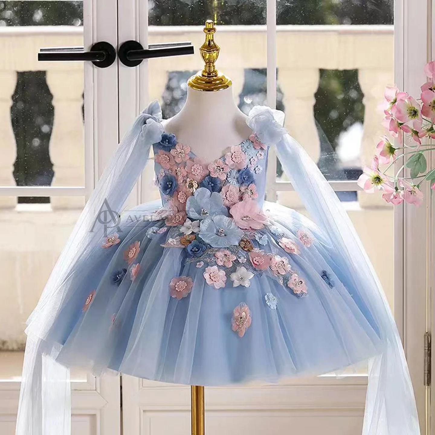 Elegant V-Neck Applique Tulle Flower Girl Dress Cap Sleeve